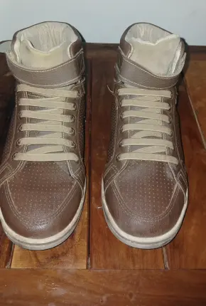 Zapatos para niño casuales Foto