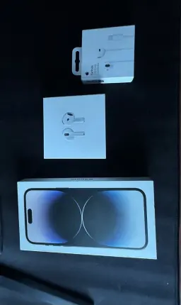 iPhone 14 Pro Max y accesorios Foto