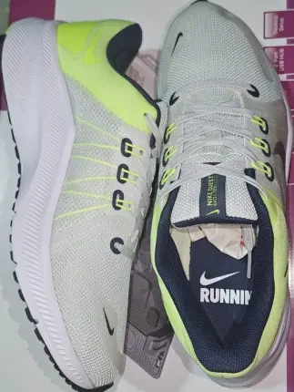 Nike Quest 4 Photon Dust Foto