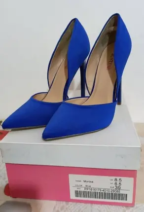 vendo sandalias y zapatos tacos altos. Foto