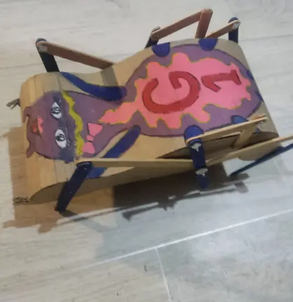 Robot Araña Mecánica de Cartón con Motor Foto