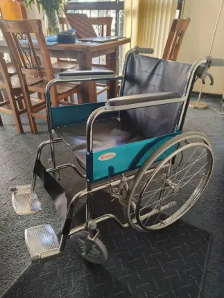 silla de ruedas nueva Foto