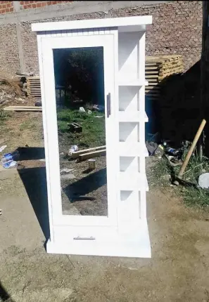 Zapatero con esquinero de madera Foto