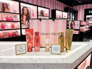 se vende todo tipo de perfumes, labiales Foto