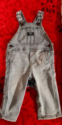 ropa de bebé Foto