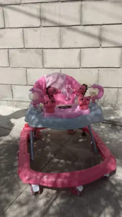 andador para bebe Foto