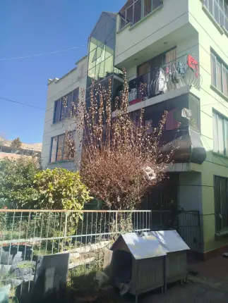 casa de tres pisos Foto