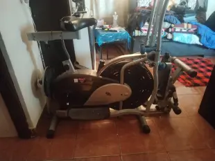 bicicleta estática para hacer ejercicio Foto