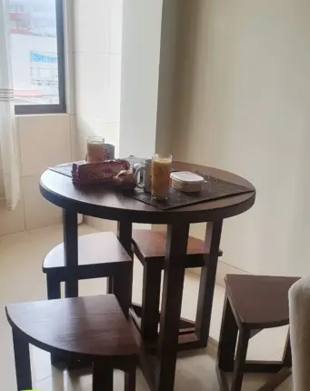 hermosa mesita haradora de espacio con 4 Foto