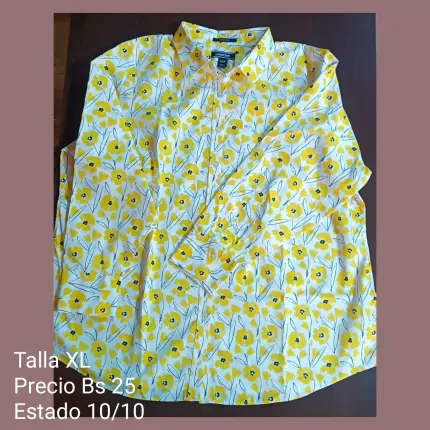Camisa floreada Foto
