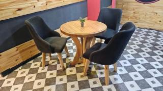 sillas y mesas para negocio Foto