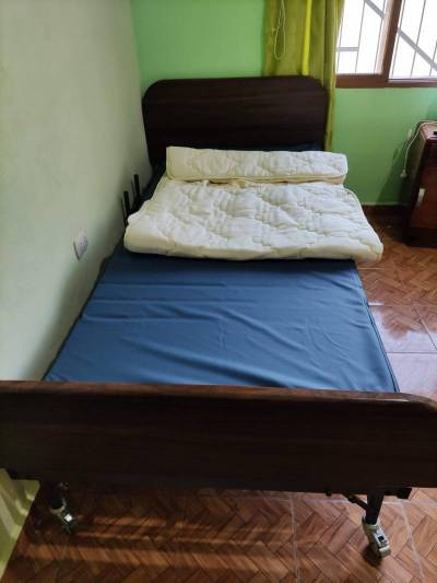Cama articulada con control Foto