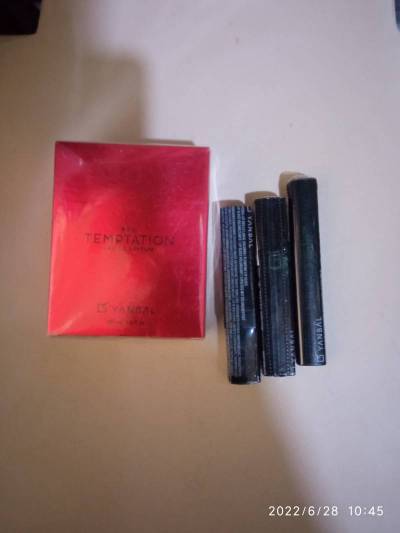 perfume y labiales Foto