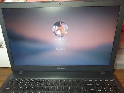 Laptop ULTRABOOK Samsung essentials SSD Foto